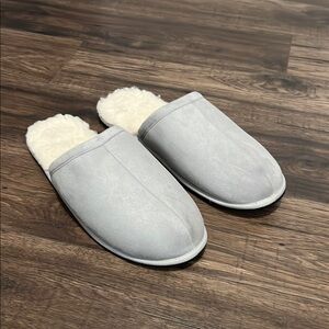 EUC Amazon Essentials Gray Slippers